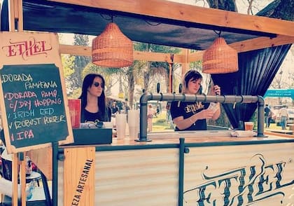 Cerveza Ethel. Hecha en San Carlos Sud.