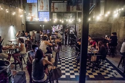 Cerveza y fútbol en Buller.