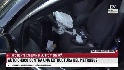 Cervezas dentro del habitáculo del VW Vento que chocó contra el cantero del Metrobus Juan B. Justo, en la parada Boyacá