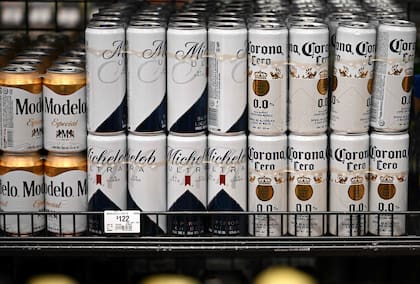 Cervezas para la venta en una tienda Walmart de la Ciudad de México, el 27 de octubre de 2025.