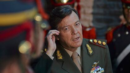 Otra denuncia complica más al ex jefe del Ejército