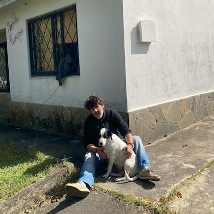 César Troncoso con su perra, Kika