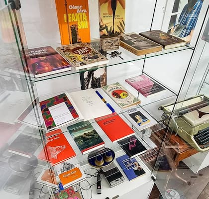 Vitrina con libros de César Aira en el primer museo barrial de la ciudad de Buenos Aires