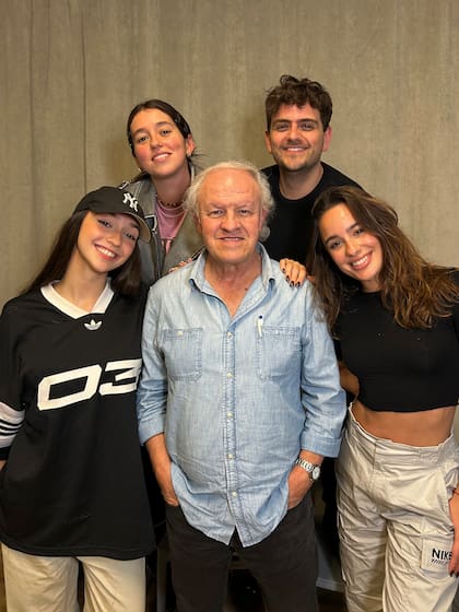 César Banana Pueyrredón junto a sus compañeros de elenco