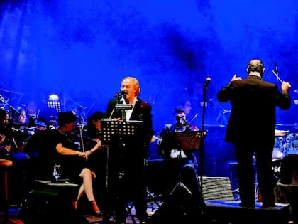 César Banana Pueyrredón tocando junto a la Orquesta Filarmónica de Costa Rica