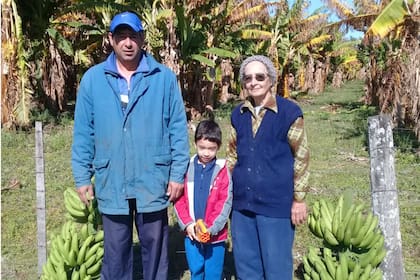 César Cabrera en compañía de su pequeño hijo y de su madre en la chacra familiar