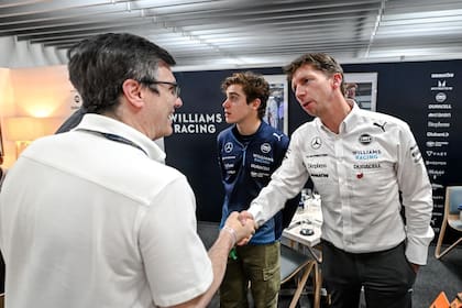 César Carman, presidente del ACA, saluda a James Vowles, jefe de equipo de Williams, cuando Colapinto era piloto de la escudería inglesa.