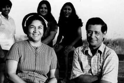 César Chávez con su esposa Helen y tres de sus hijos