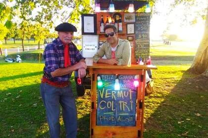 César Coltrinari: se enteró de que su tío abuelo donó el cine club donde él vende sus vermuts