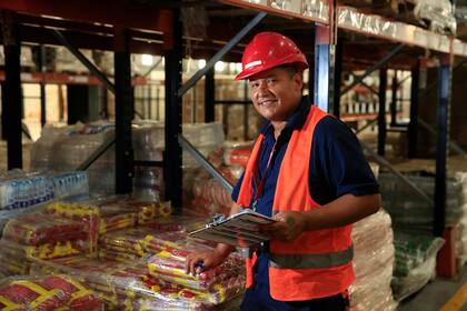 César Duga. Desde hace un año trabaja en una empresa de alimentación; para sus jefes, “es un empleado modelo”