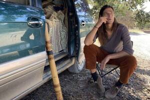 César es una de las personas que vive en su automóvil pese a tener un buen trabajo