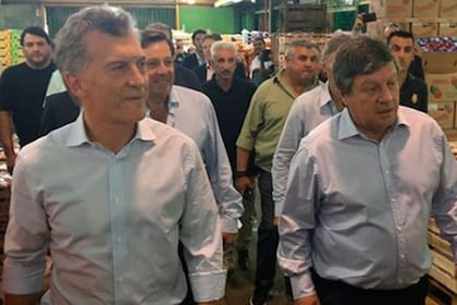 César Fabián Miguelez con el expresidente Mauricio Macri recorriendo el Mercado Central