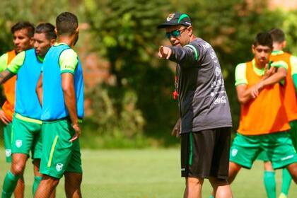César Farías, entrenador venezolano de Bolivia, da indicaciones a sus dirigidos durante los encapsulamientos previos al comienzo de la eliminatoria sudamericana rumbo a Qatar 2022.