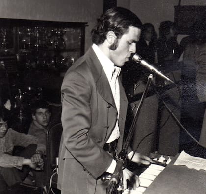 César fue el cantante, tecladista y principal compositor, junto a Scoufalos, de Banana.