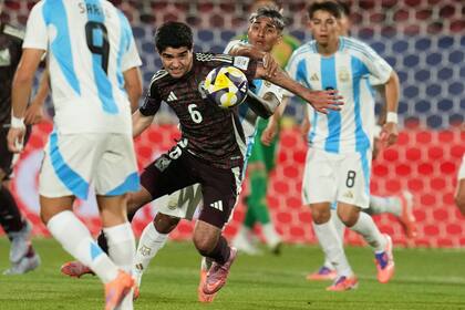 César Garza empieza un avance de México, que venía de eliminar al anfitrión, Chile, con un 4-1; el conjunto tricolor no le provocó muchos sustos al albiceleste.