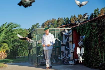 César junto a sus palomas, con las que acompañaba las carreras que se organizan los domingos en San Pedro. “Esto es algo que vengo haciendo desde los 12 años”, le dijo a ¡HOLA! Argentina en 2015 sobre su gran pasión.