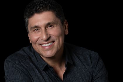 César Lozano es médico cirujano egresado de la Universidad Autónoma de Nuevo León y doctor en psicoterapia Gestalt