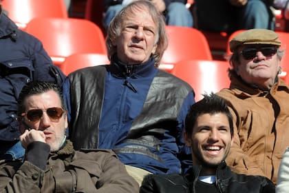 César Luis Menotti y Sergio "Kun" Agüero, dos espectadores de lujo en el partido entre Independiente y Defensa y Justicia, en 2010