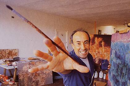 César Manrique, el hombre que hizo de Lanzarote una obra de arte, en el taller de su casa en Tahíque en 1980