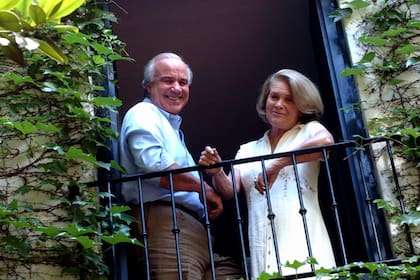 César Mascetti y Mónica Cahen D'anvers luego de su retiro de Telenoche, en diciembre de 2003