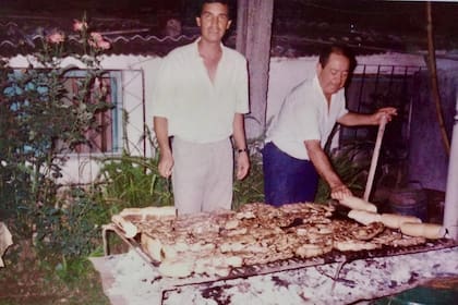 César Monasterio junto con su padre Pedro, en su hogar de Tucumán