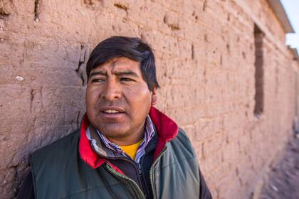 César Morales, presidente de la comunidad Tres Pozos, junto a la Salina Grande, no quiere la instalación de minas de litio en la zona. El 80 % de su comunidad trabaja enla extracción de sal industrial y para consumo humano mediante una cooperativa.