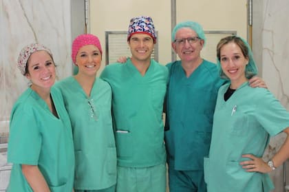César Noval Font, en el medio, junto a sus compañeros médicos.
