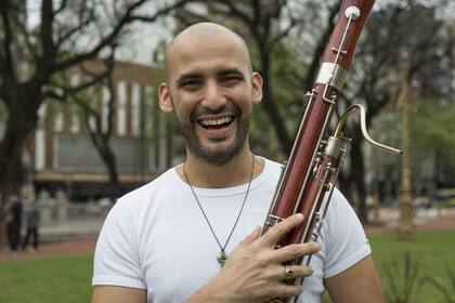 César Pérez (fagot). Formado en el Sistema, es del estado Lara, como Gustavo Dudamel. Trabajó como saxofonista en un crucero y vino a Buenos Aires por las opciones que ofrece en el área musical.“Con la orquesta les estamos brindando a los músicos una oportunidad para que se expresen y al público a q