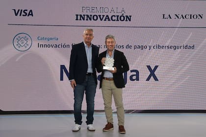 Cesar Ruiz, Country Manager de Visa Uruguay, Paraguay y Chile le entregó el reconocimiento a Caputto