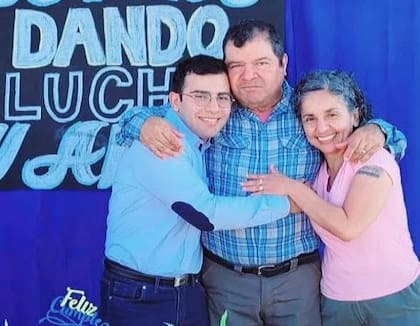 Cesar Sena, con sus padres: Emerenciano Sena y Marcela Acuña