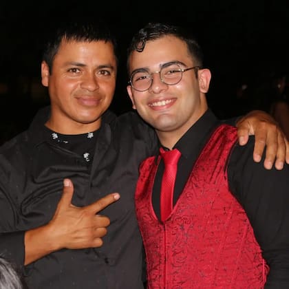 César Sena (de rojo), con Gustavo Obregón, el empleado de su padre que confesó haber participado del encubrimiento del crimen