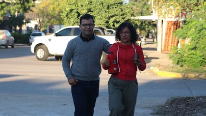 César Sena y Marcela Acuña, el día en que el joven fue a declarar todavía como testigo por la desaparición de su novia, Cecilia Strzyzowski, el 8 de junio de 2023