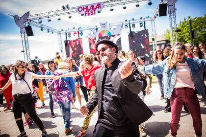César Silveyra y la compañía Decilo Bailando, en pleno Stand rap.