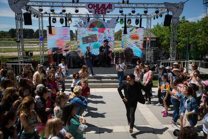 César Silveyra y la compañía Decilo Bailando, en pleno Stand rap.