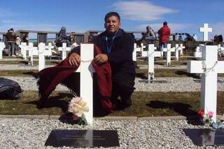 El “Chango Batata” y la cruz abrigada con un poncho salteño