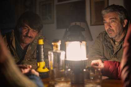 César Troncoso y Ricardo Darín en El Eternauta