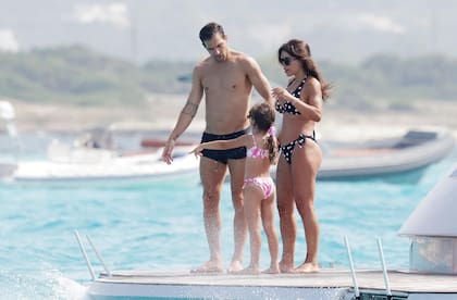 Cesc Fàbregas (34) y la modelo libanesa Daniella Semaan (46) forman una de las parejas más consolidadas del ambiente del fútbol. Su relación se hizo pública en 2012, y tienen tres hijos en común: Lia (8), Capri (6) y Leonardo (4). Además, Daniella tiene otros dos hijos, María y Joseph Taktouk, de su relación con el magnate inmobiliario Elie Taktouk