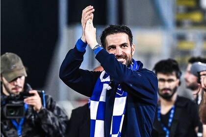 Cesc Fabregas celebra con los colores de Como: es el principal candidato para dirigir Inter