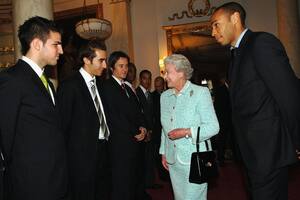 La historia del único equipo inglés invitado por Isabel II a tomar el té en el palacio real