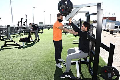 Césped sintético y máquinas especialmente adaptadas para la intemperie en la terraza del Megatlon del Paseo Alcorta