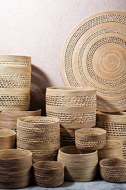 Cestos con hojas de carandillo realizados por artesanas de la comunidad Pilagá (Adularia)