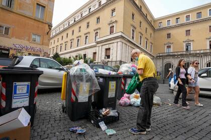 Cestos rebosantes de residuos en el barrio de Trastevere, Roma
