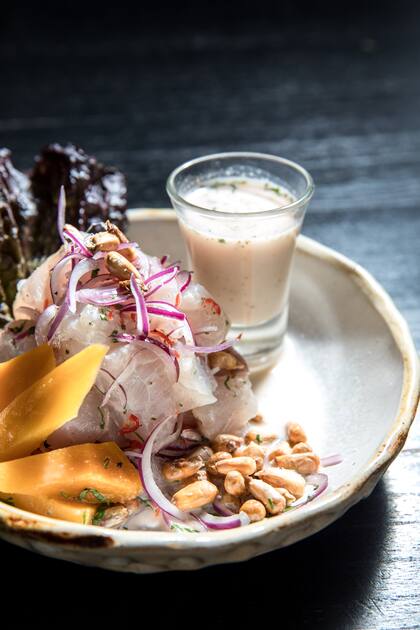 Ceviche clásico con pesca del día, cilantro, batata glaseada y maíz canchita, un imbatible del menú.