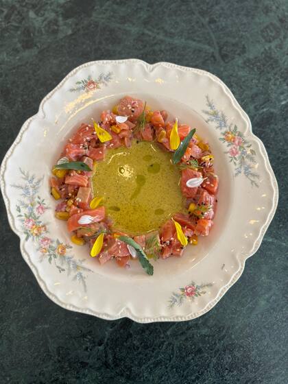 Ceviche de trucha, maracuyá, ají amarillo, huacatay y choclo salteado.