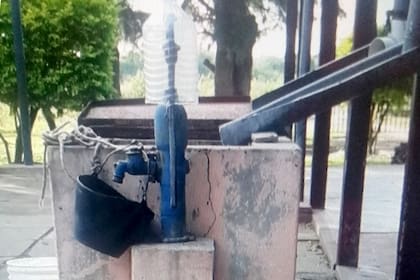 La escuela y las familias se abastecen con el agua de un aljibe que almacena hasta 30.000 litros, si la lluvia los acompaña