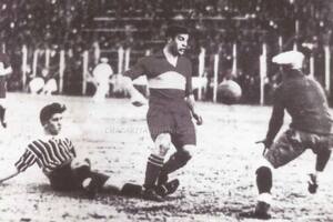 Chacarita-Boca, en 1931, durante el primer partido del fútbol profesional en la Argentina