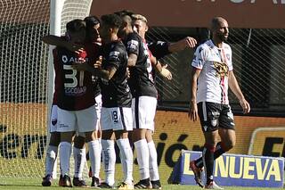 Chacarita perdió 2-0 con Colón y quedó al borde de caer a la Primera B Nacional