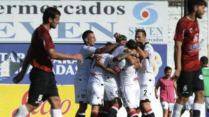 Chacarita goleó a Central Córdoba