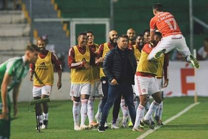 "Chacho" Coudet, en medio de la euforia de sus jugadores tras un gol