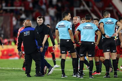 Chacho fue a discutirle el penal al árbitro Nicolás Ramírez